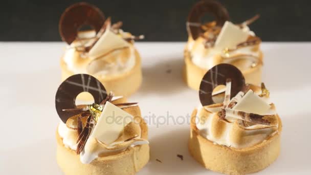 Sobremesas modernas no estilo rústico. Cupcakes com creme de enchimento — Vídeo de Stock