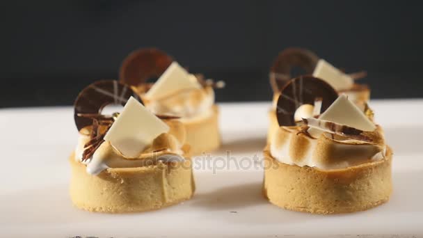 Moderne desserts in de rustieke stijl. Cupcakes met crème vulling — Stockvideo