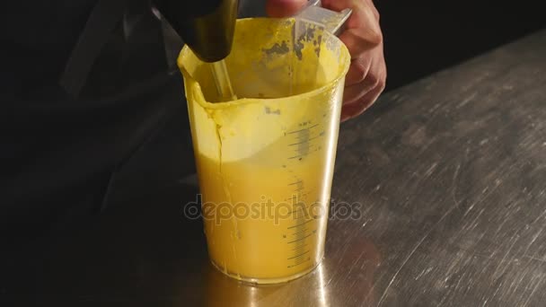 Chef batiendo crema con batidor batidor relleno dentro del restaurante — Vídeo de stock