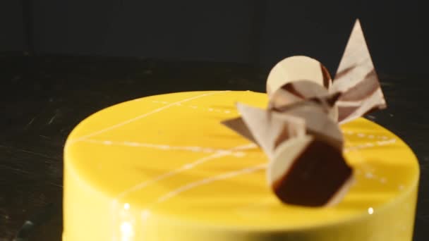 Gâteau avec mousse d'orange et chocolat dans la glaçure miroir. Concentration sélective — Video