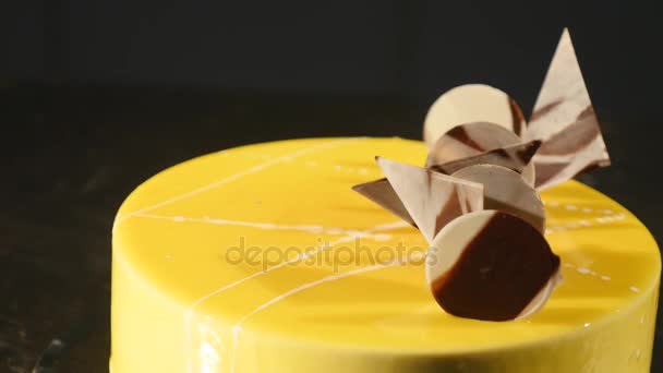 Gâteau avec mousse d'orange et chocolat dans la glaçure miroir. Concentration sélective — Video