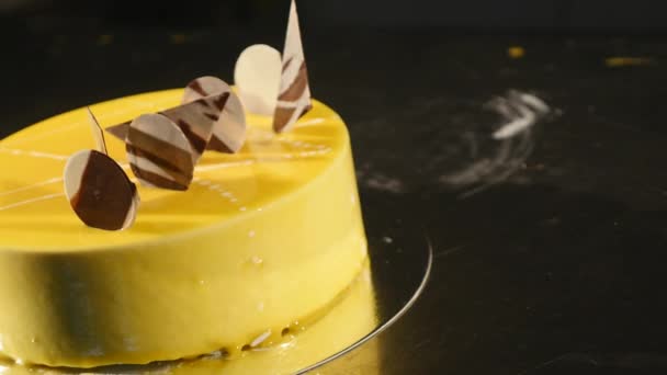 Cake met oranje mousse en chocolade in het glazuur van de spiegel — Stockvideo