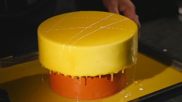 Het proces van gieten glazuur op de taart. Close-up — Stockvideo