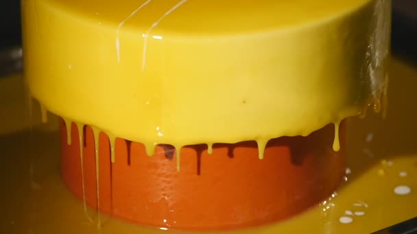 Het proces van gieten glazuur op de taart. Close-up — Stockvideo