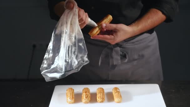 Mani di pasticceria sapientemente fare un capolavoro culinario in negozio di caramelle o pasticceria. Produzione, concetto di industria alimentare — Video Stock