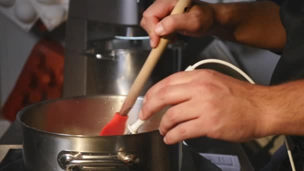 Banketbakker koken siroop in een pan — Stockvideo