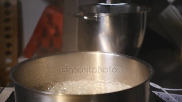 Banketbakker koken siroop in een pan — Stockvideo