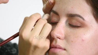 bir süper model yüzünde uygulanan ton Vakfı makyaj