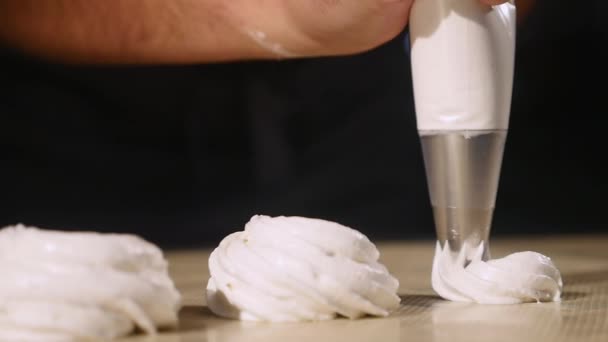 Confectioner from the syringe to push mass in pan for a marshmallow treat. close up — Stock Video