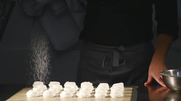 Confeiteiro da seringa para empurrar massa na panela para um tratamento com marshmallow. de perto — Vídeo de Stock