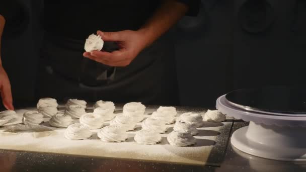 Konditorn från sprutan till push samlas i pannan för en marshmallow behandla. närbild — Stockvideo