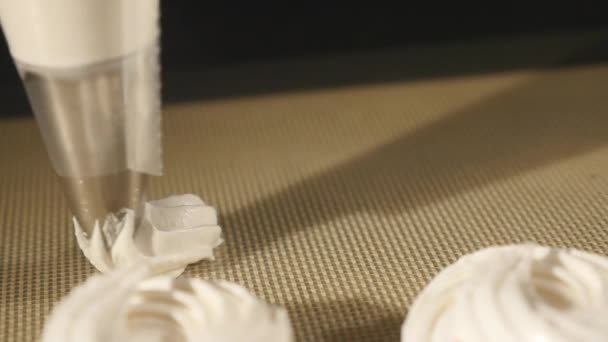 Dolcificante dalla siringa per spingere la massa in padella per un trattamento al marshmallow. vicino — Video Stock