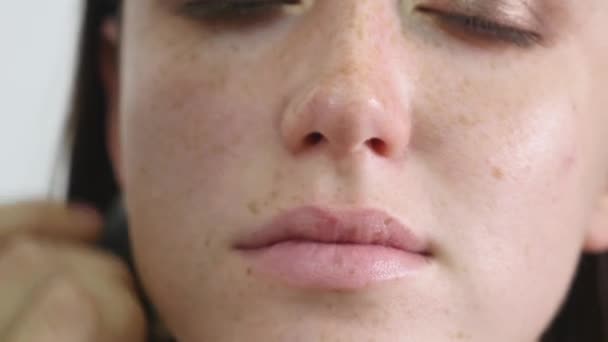 Тональный макияж фундамента нанесенный на лицо супермодели — стоковое видео
