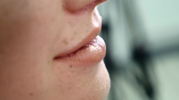 BesosUn plano extremo de labios haciendo caras de besos — Vídeo de stock