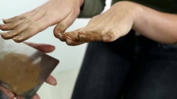 Make-up-Artist pflückt Hände mit Gold. Nahaufnahme. — Stockvideo