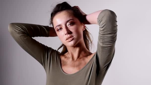 Sexy vrouw mannequin met blote schouders poseren voor schoonheid portret in slow motion is zwoele en verleidelijke op grijze achtergrond — Stockvideo