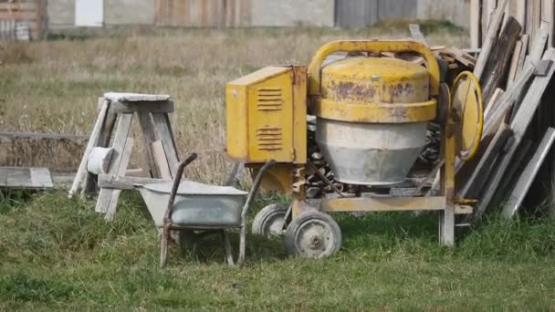 Industrielle Zementmischmaschine auf der Baustelle. Betongieß.Bauarbeiter mischen Mörtel. Betonmischung aus Zementmischer gießen — Stockvideo