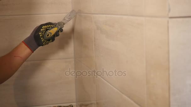 Worker putting fugue on the wall in the kitchen. Tile grouting — Stock Video