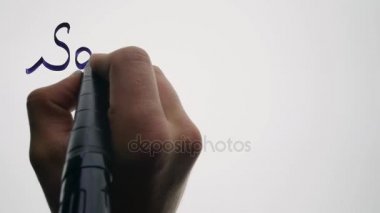 Erkek el işaretçisi yazıyor yönetim kurulu ile kapatın. Beyaz arka plan