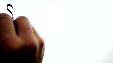 Erkek el işaretçisi yazıyor yönetim kurulu ile kapatın. Beyaz arka plan