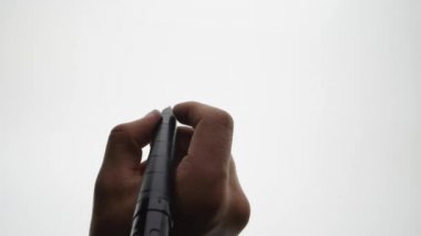 Erkek el işaretçisi yazıyor yönetim kurulu ile kapatın. Beyaz arka plan