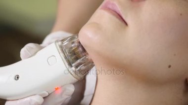 Kadın bir güzellik salonu RF kaldırma almak. Uyarıcı bir yüz tedavi olan bir kadın. Cilt Bakımı yüz. Cilt tedavisi