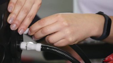 Güzellik Salonu. Makine kozmetik. Kadın myostimulation yordam. Zayıflamak için anti-selülit programı. Kas stimülasyonu