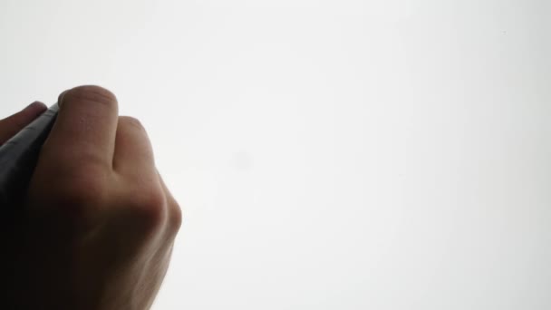 Mão masculina com marcador escreve no quadro de perto. fundo branco — Vídeo de Stock