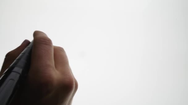 Männliche Hand mit Filzstift schreibt in Großaufnahme auf die Tafel. weißer Hintergrund — Stockvideo