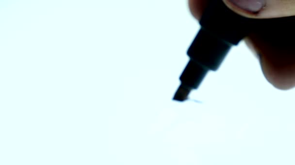 Mannenhand met marker schrijft op het bord close-up. witte achtergrond — Stockvideo