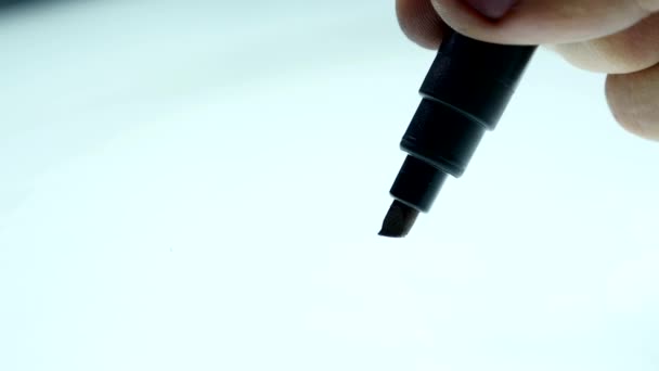Mannenhand met marker schrijft op het bord close-up. witte achtergrond — Stockvideo