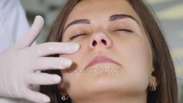 Mujer recibiendo rf-lifting en un salón de belleza. Mujer que tiene un tratamiento facial estimulante. Cuidado de la piel. Tratamiento de la piel — Vídeos de Stock