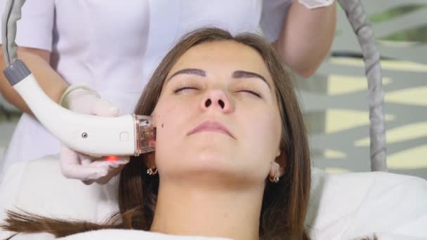Kvinna får rf-lyft i en skönhetssalong. Kvinna med en stimulerande ansiktsbehandling. Hudvård ansikte. Hudbehandling — Stockvideo