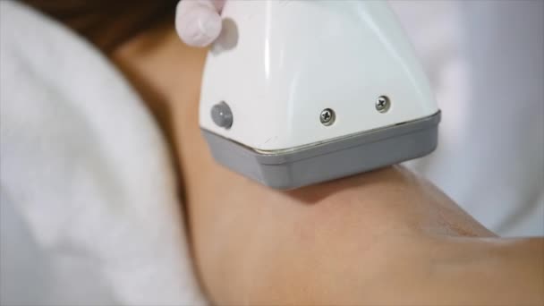 Hardware figure correction. Machine cosmetology. Woman on the procedure of vacuum-roller massage. Anti-cellulite program for health and slimming. Close-up of the apparatus massages the problem area — Stock Video