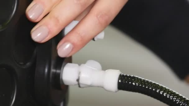 Salon de beauté. Cosmétologie des machines. Femme sous myostimulation. Programme anti-cellulite pour mincir. Stimulation musculaire 