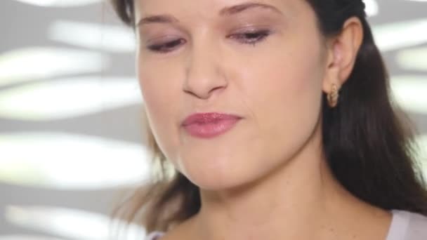 Жінка-косметолог у своєму процедурному салоні краси в медичній клініці розповідає пацієнту про процедури по догляду за шкірою — стокове відео