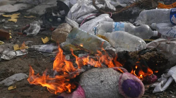 Depósito de lixo em chamas, poluição ecológica — Fotografia de Stock