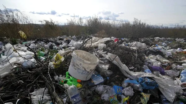 Depósito de lixo em chamas, poluição ecológica — Fotografia de Stock