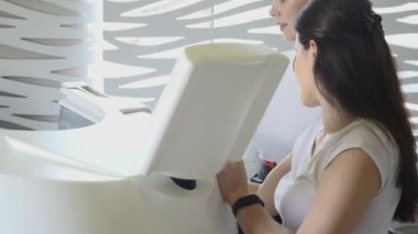 Güzellik Salonu. Donanım şekil düzeltme. Makine kozmetik. Kadın myostimulation yordam. Zayıflamak için anti-selülit programı. AC sensörler vücut üzerinde. Kas stimülasyonu