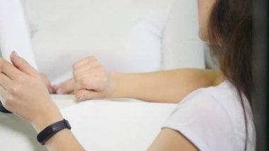 Güzellik Salonu. Donanım şekil düzeltme. Makine kozmetik. Kadın myostimulation yordam. Zayıflamak için anti-selülit programı. AC sensörler vücut üzerinde. Kas stimülasyonu