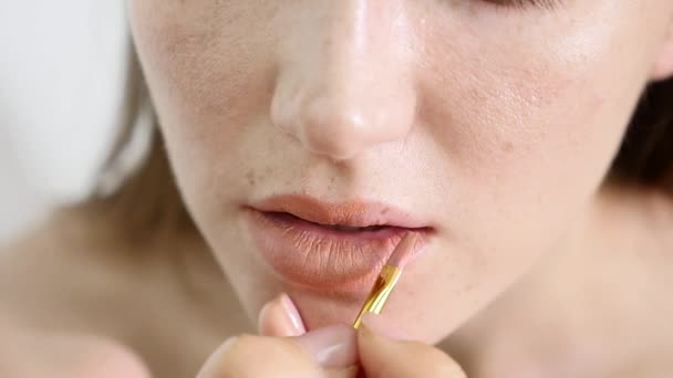 Close-up beeld van een professionele Visagist lippenstift op modellen lippen werken in schoonheid modebranche toe te passen. Close-up beeld van een hand van de kunstenaars met behulp van speciale borstel. Slow motion — Stockvideo