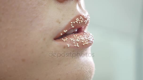 Конфетті на губах, красивий макіяж і яскравий колір губ — стокове відео