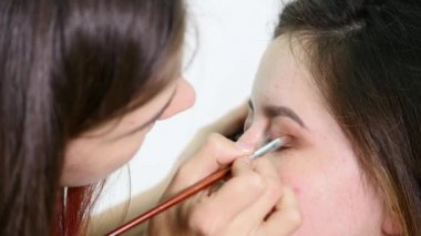 Kirpik makyaj modelleri göz uygulamak makyöz. Görünümü kapatın