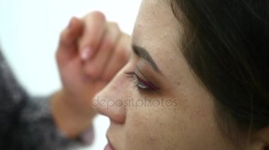 Kirpik makyaj modelleri göz uygulamak makyöz. Görünümü kapatın