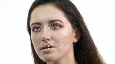 Tam makyaj ile çekici bir kadının üzerinde yakın çekim. ağır çekim