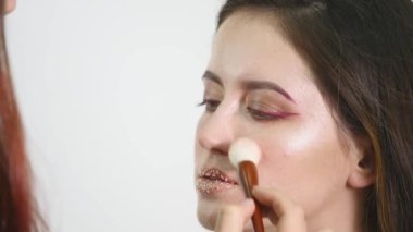 Tam makyaj ile çekici bir kadının üzerinde yakın çekim. ağır çekim