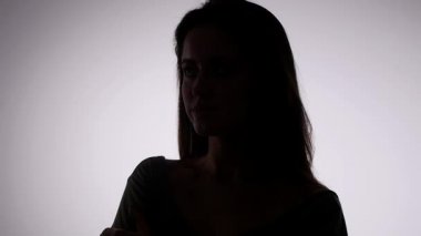 Seksi kadın moda Güzellik Portresi yavaş hareket için poz çıplak omuz boğucu ve koyu gri arka plan üzerinde baştan çıkarıcı modelidir