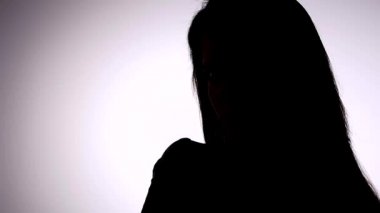 Seksi kadın moda Güzellik Portresi yavaş hareket için poz çıplak omuz boğucu ve koyu gri arka plan üzerinde baştan çıkarıcı modelidir