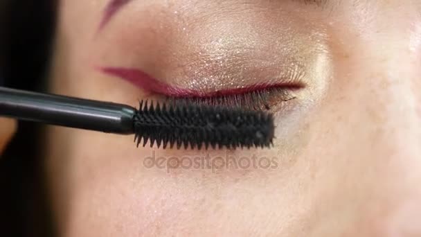 Professionell eye makeup mascara programmodell titta rakt på kameran - arbete i skönhet mode branschen kosmetika backstage professionell make-up - makro närbild vacker naturlig belysning — Stockvideo