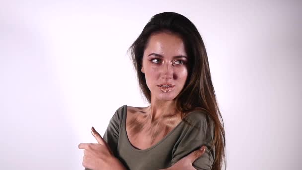 Sexy vrouw mannequin met blote schouders poseren voor schoonheid portret in slow motion is zwoele en verleidelijke op grijze achtergrond — Stockvideo